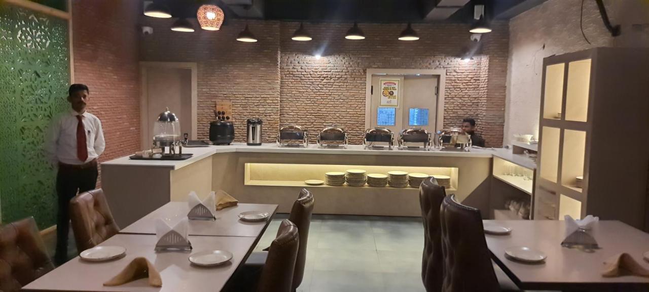 Hotel Raj Darbar - 10 Meter From Golden Temple 3*